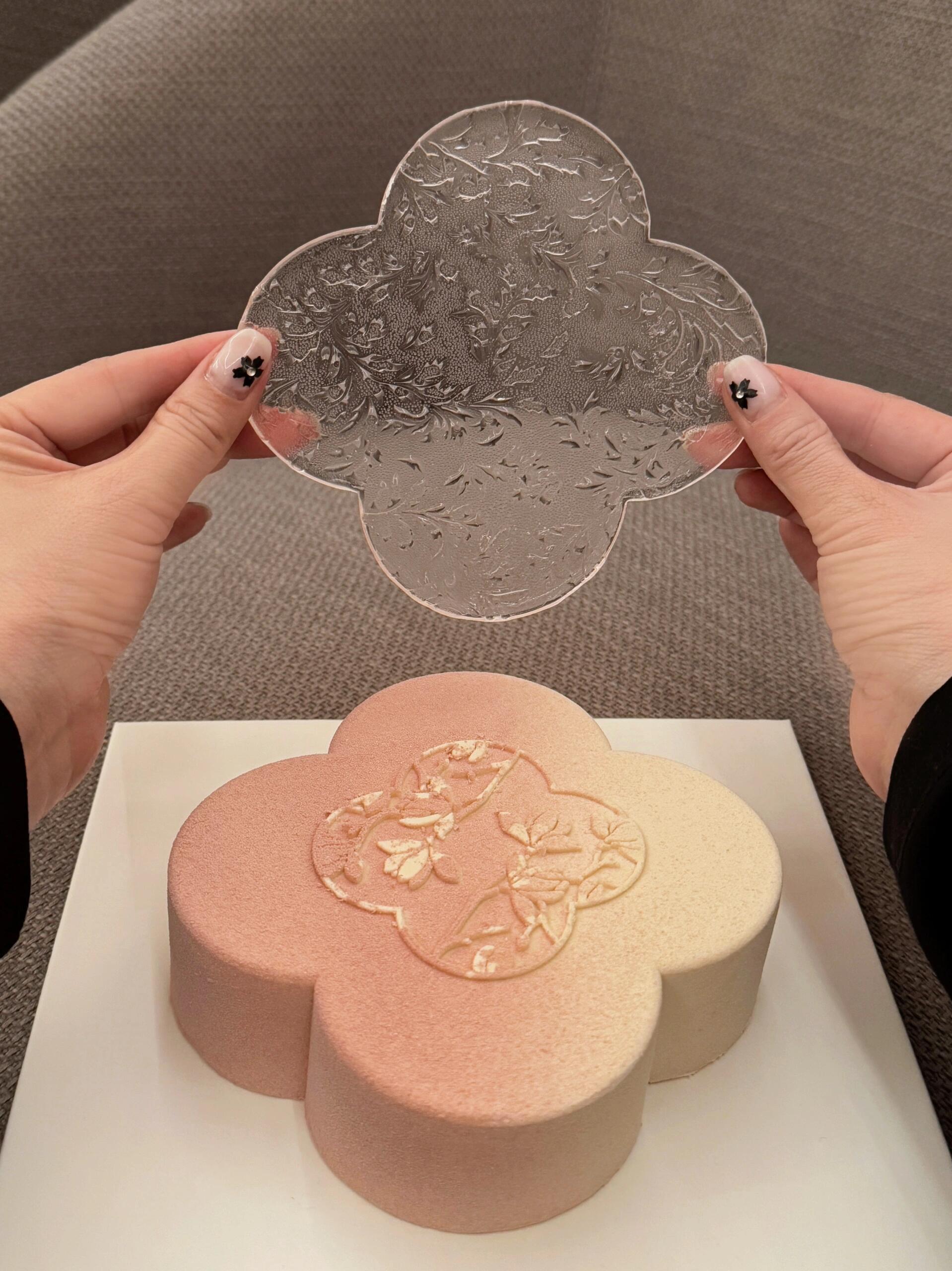 刘诗诗吃的小蛋糕是瑭所的玉兰冰，特别古风好看，很适合拍照 