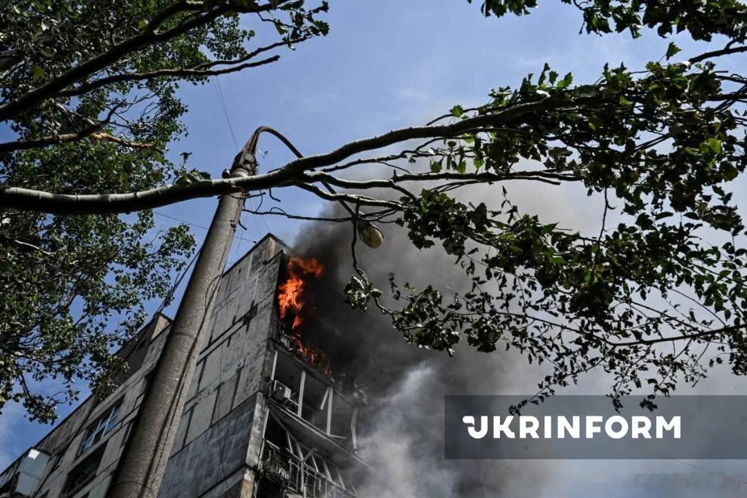 俄軍制導炸彈襲擊烏克蘭扎波羅熱，擊中住宅附近引發火災據報道，一枚俄軍空投制導炸彈