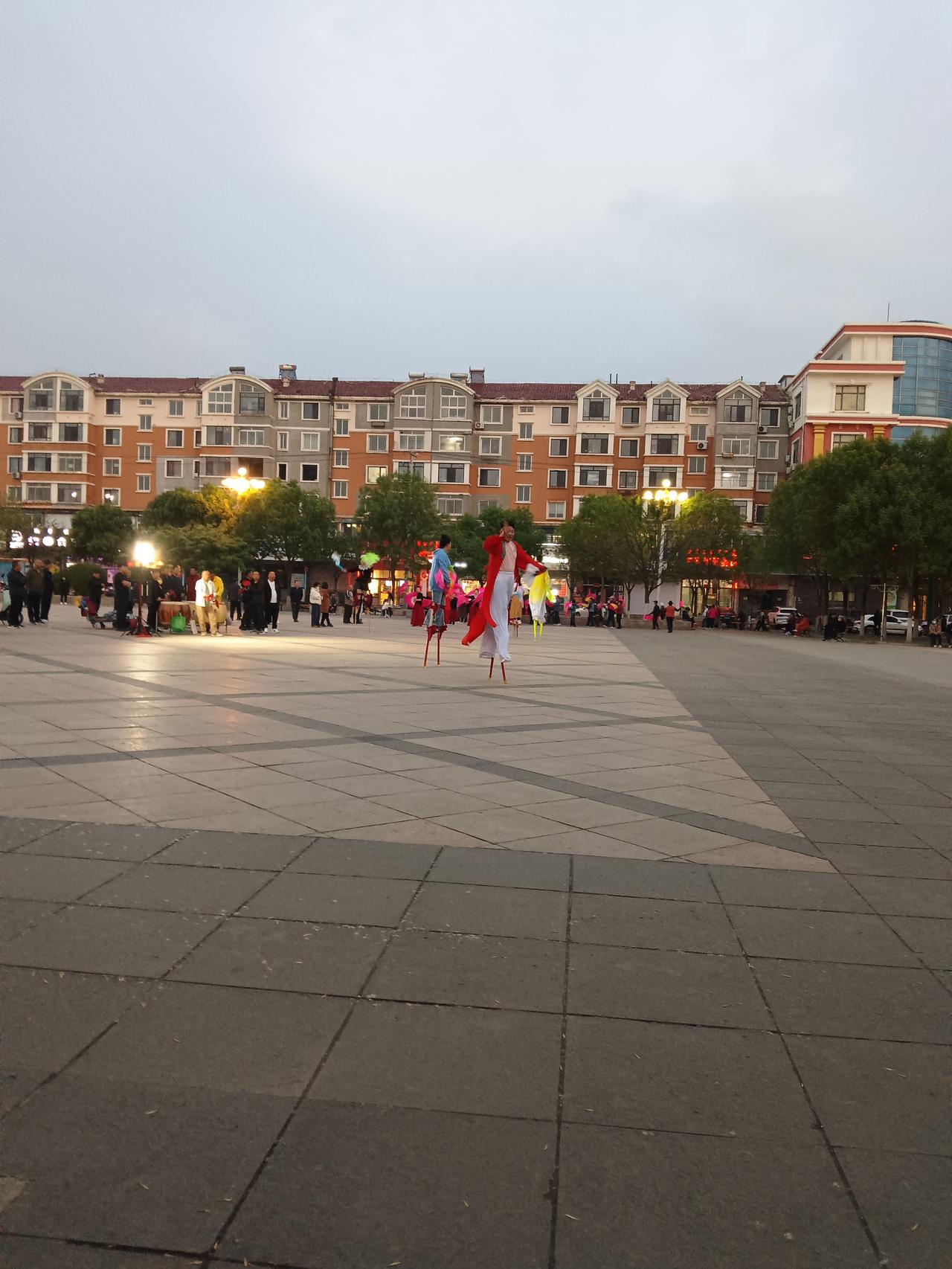 “在城市的广场上，舞者翩翩起舞，色彩斑斓的服饰在灯光下闪耀。”💃🏻✨
