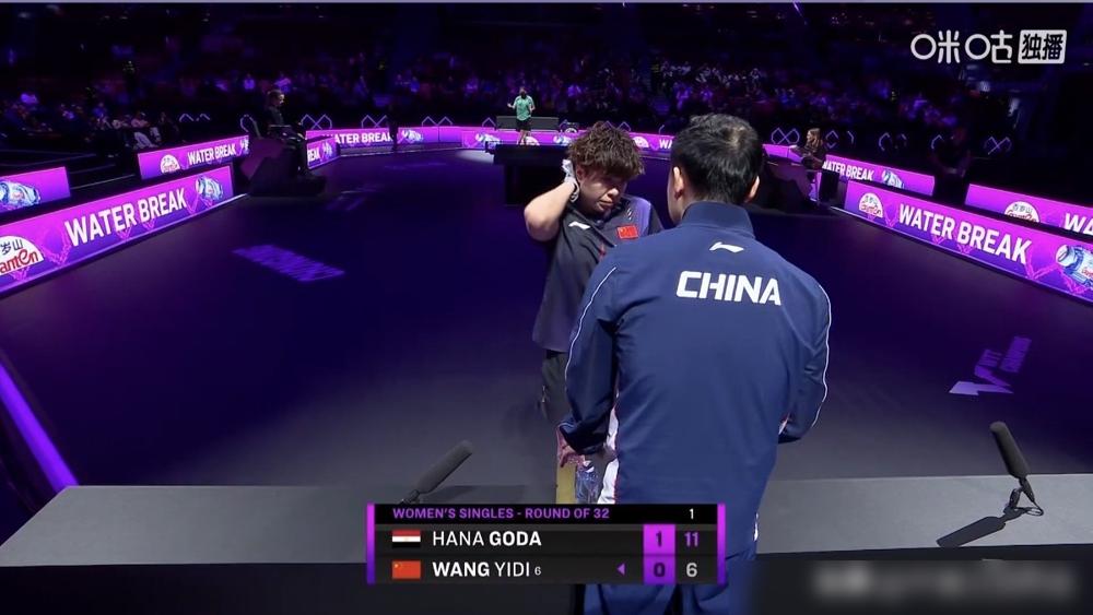 29岁的王艺迪，正在经历一场比输球更残酷的“温水煮青蛙”。
在重庆冠军赛现场，