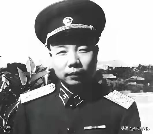 1977年韩先楚喊肖华老首长，上车被肖华指正，上将重原则让人佩服
 
1977年