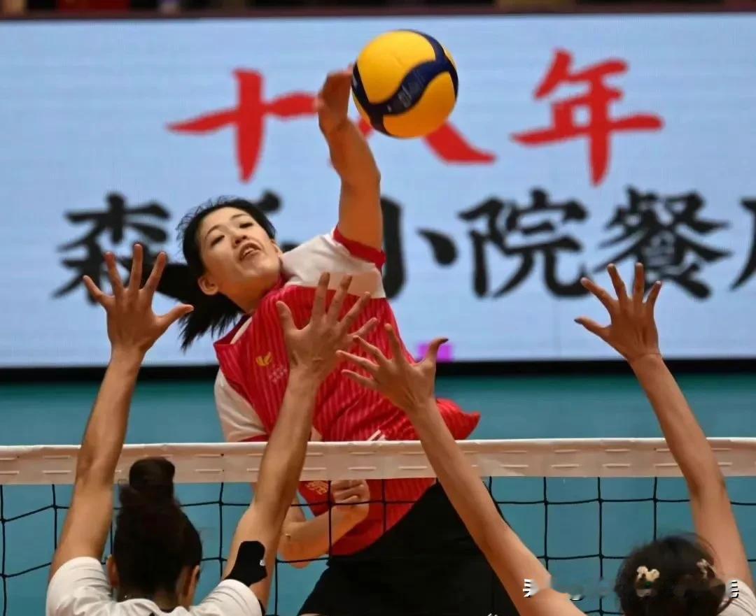 两位拖着队伍前行的00后女将，在今日的排超比赛中继续创造本赛季个人的单场得分记录
