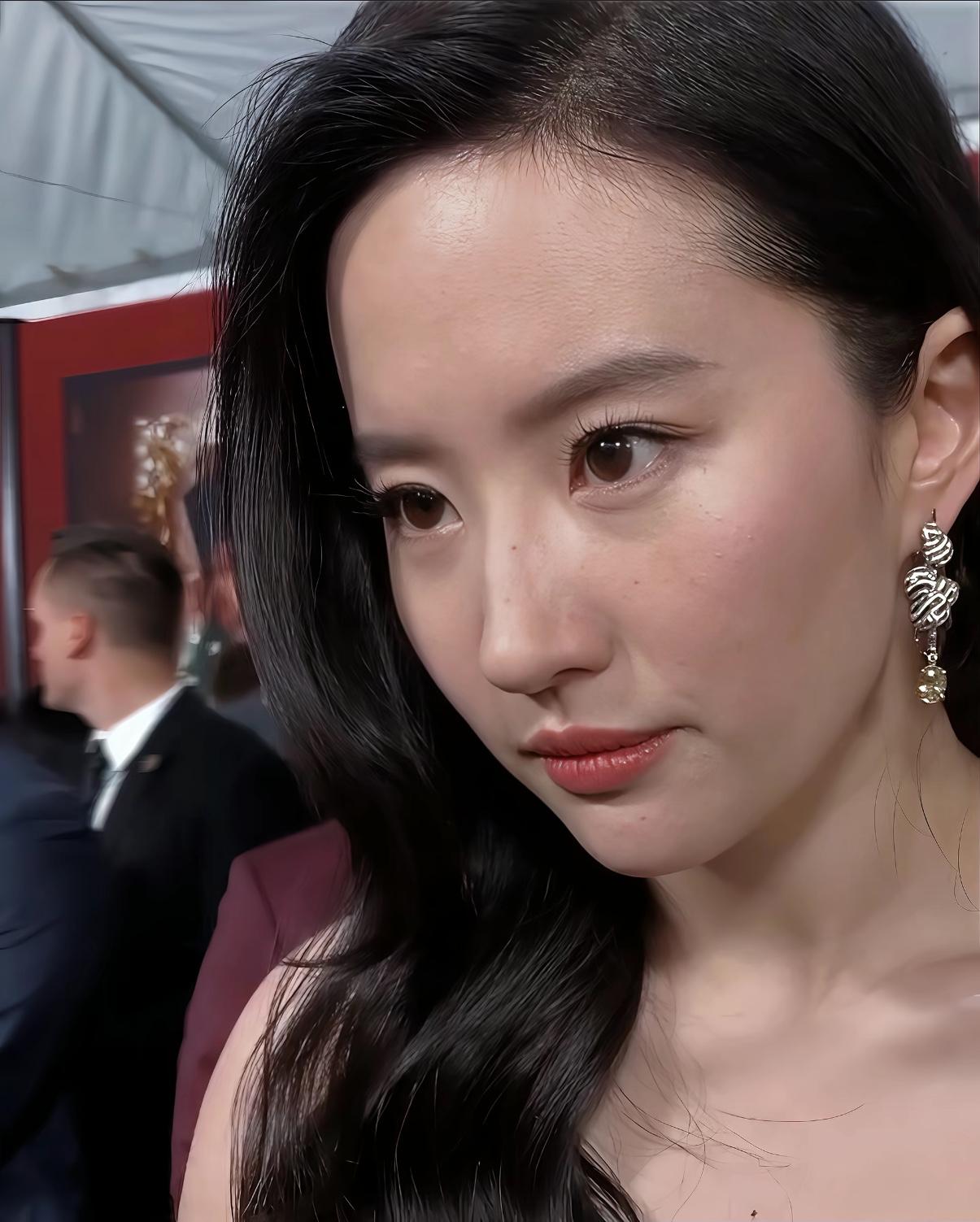 39岁刘亦菲出席活动时的状态，真实镜头无美颜、无滤镜，大家觉得怎么样？这还是你心