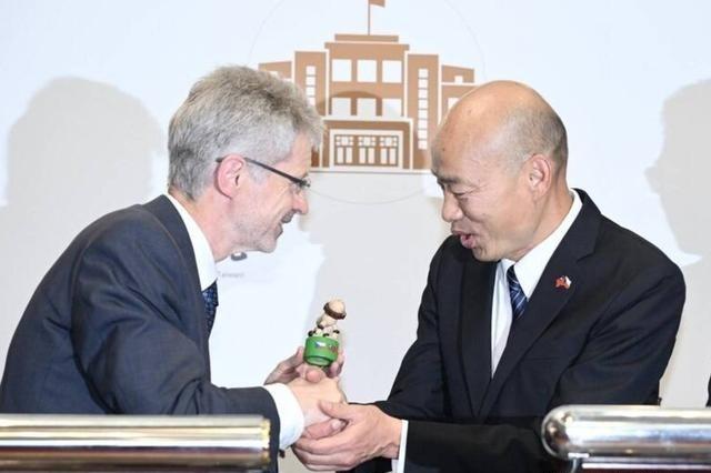 窜访台湾的捷克参议院议长对我们放狂言！6月1日，捷克参议院议长维斯特奇尔在与韩国