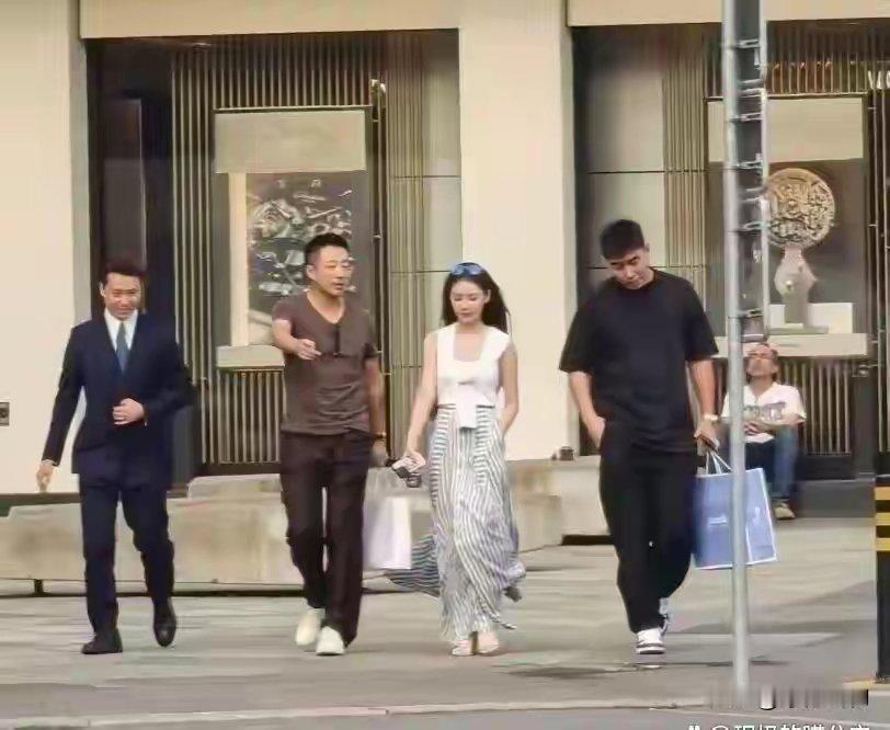 汪小菲夫妇瑞士被偶遇！生图无滤镜，马筱梅自带大美女气质真正的美感，未必来自完美的