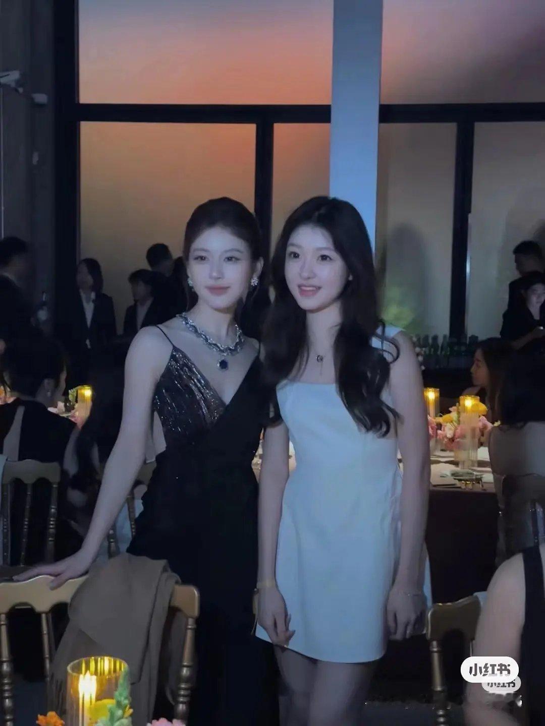 露思明明走右边的风格更讨喜到底为什么这么执着换风格😱真的不是越精致越讨喜啊……