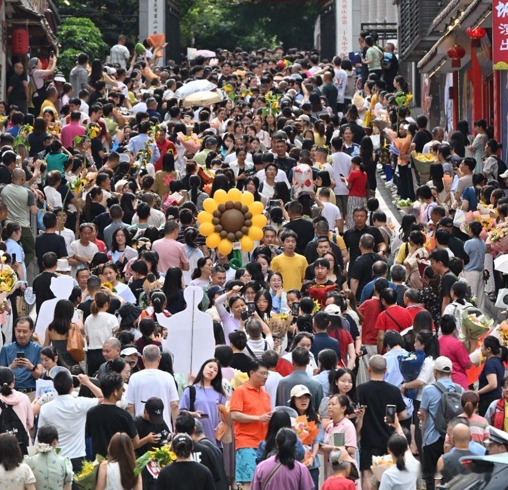 高考结束没几天，
发现身边的孩子分成了四种：
​第一种，大门不出，二门不迈。
​