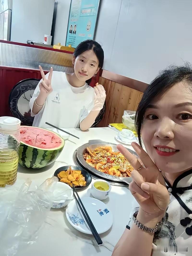 视频里那道结了痂的伤口，看着就让人心里一紧。但比这道疤更让人难受的，怕是这位母亲