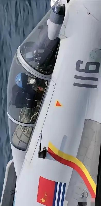 歼10C遭遇外机挑衅这事太提气了！3月27日，特级飞行员武辉驾驶歼10C在南海巡