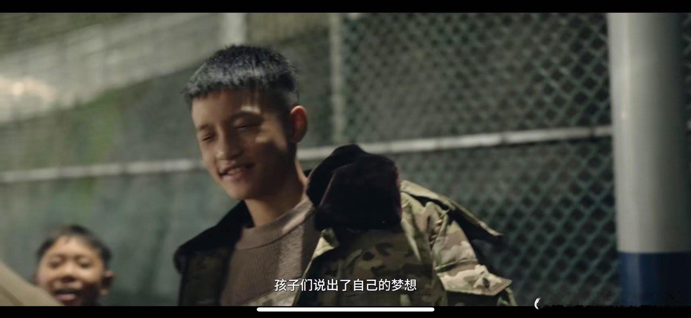 音乐老师教篮球看哭众人  篮球在大山中传递希望，音乐老师的坚持让留守儿童的人生更