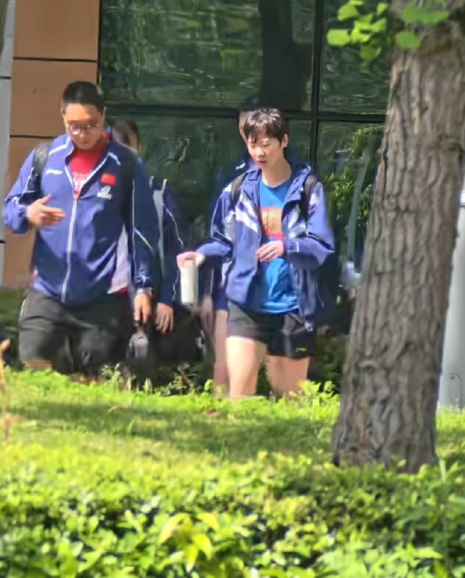 王曼昱的新体能教练是真爱说啊！

这几天看到网友拍摄的成都封训基地画面，可乐死我