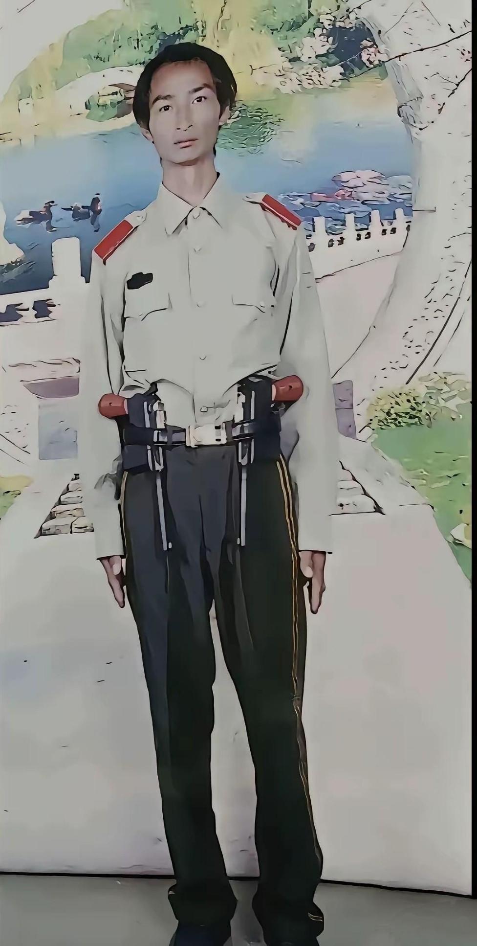 朋友说他儿子是读的军校，怕我不信，专门拿出这张照片，你们信吗？