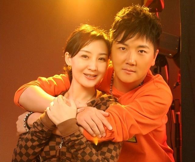 [微风]1999年，成名后的孙楠抛弃了同居10年的女友辛欣，转身娶了神交已久的买