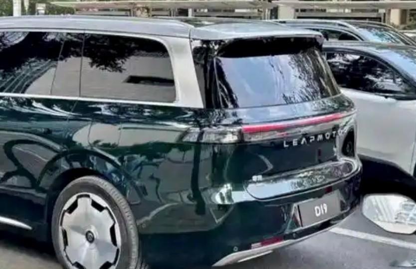 零跑D19 为全尺寸6座SUV，车长5.2米，轴距3.1米，双拼色车身、大饼轮圈