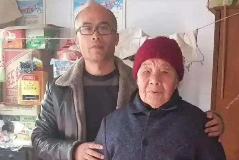 “震惊”1995年，山东高三男孩租不起房，每天走30公里上学，一女子说：“来我家