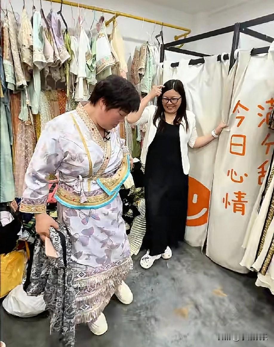 阿姨终于意识到自己的问题了，穿上了这身衣服，问题就更明显了，她自己都忍不住吐槽。