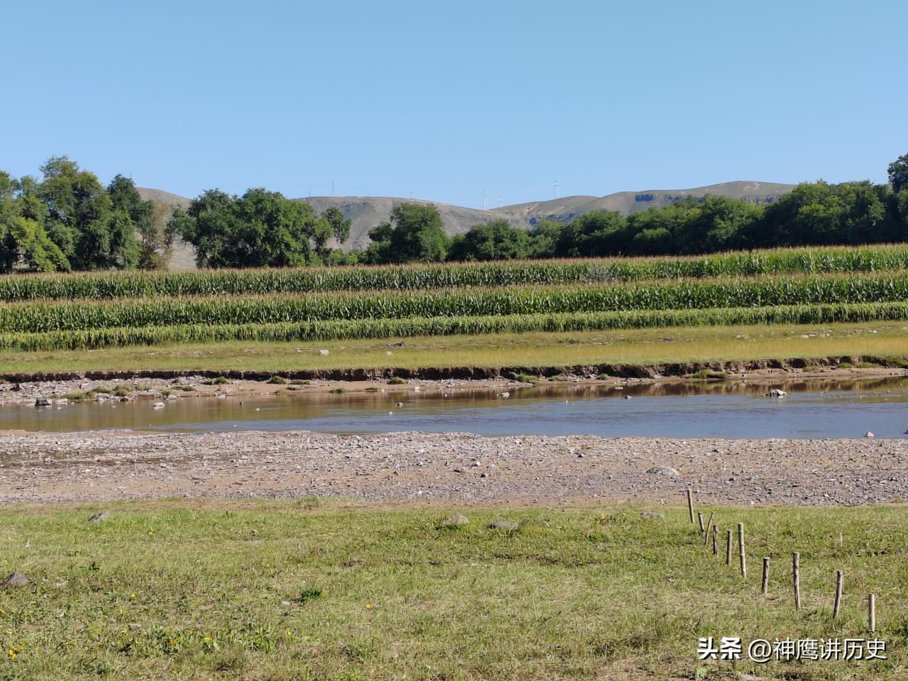 《  对 弈  》

几千年的马蹄声
仍在古道回荡
四季 轮流落子
地球的板块碰