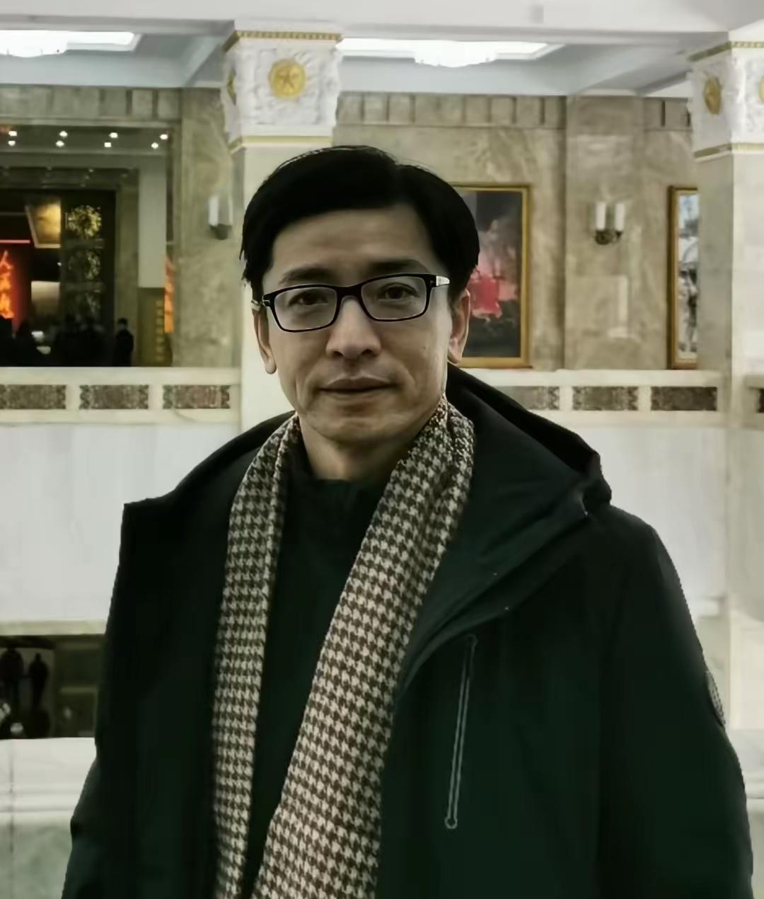 德不配位，耀眼的光环也会瞬间崩塌。中戏表演系主任、演员王鑫主动投案，真的让人唏嘘