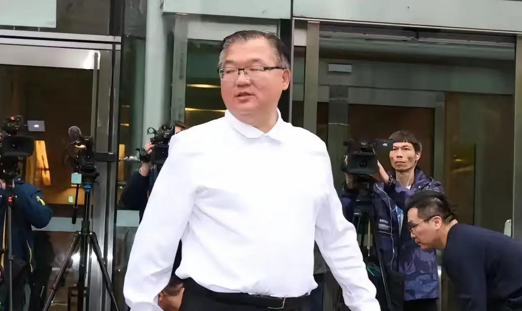掌握实权的男人就是帅，李德维敢于和反对派做斗争，令马英九和金傅聪很头疼，保护郑丽