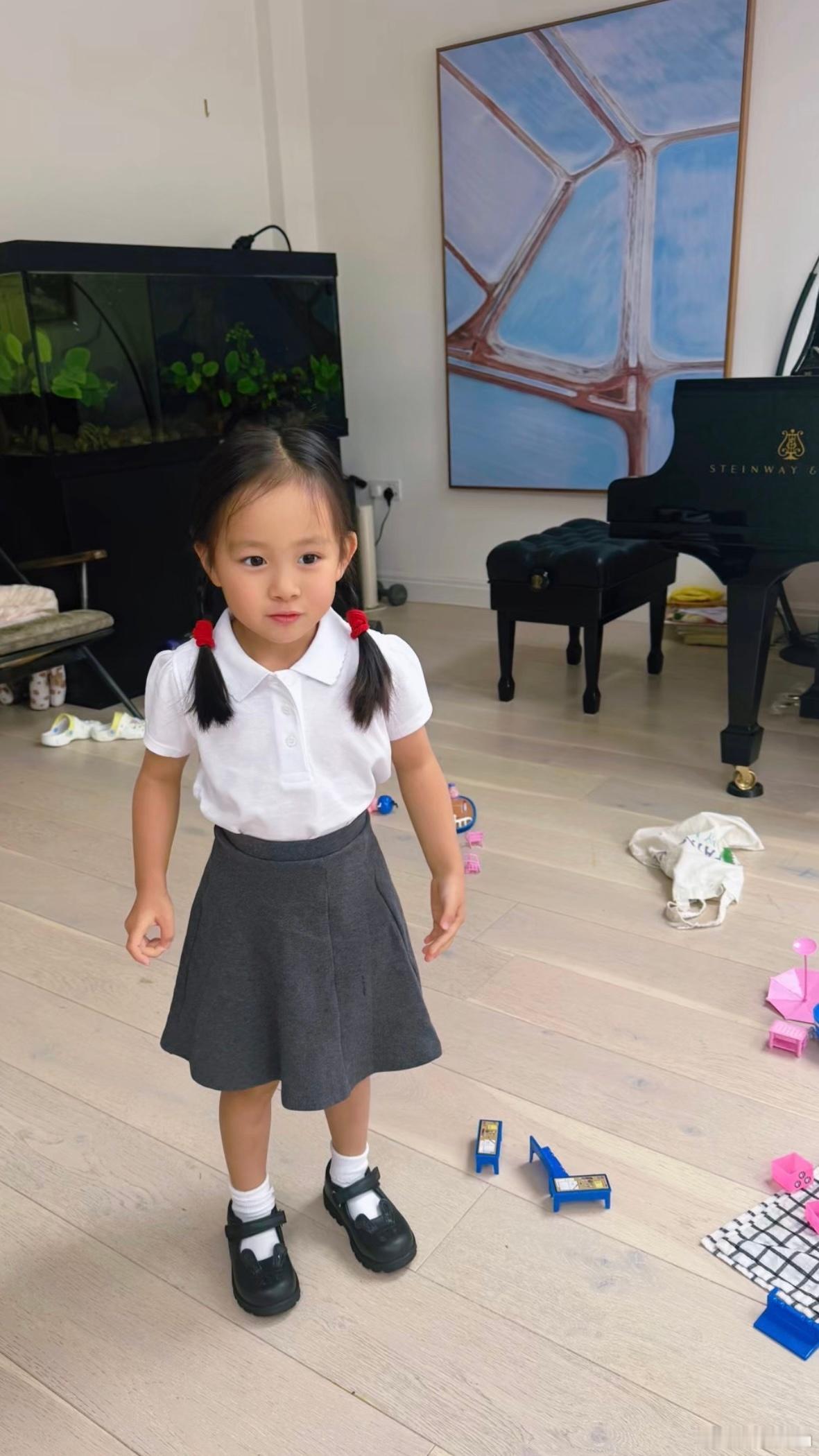 给甜妹买了校服，过两周就正式上小学的reception了，开学的第一天也是妹妹出