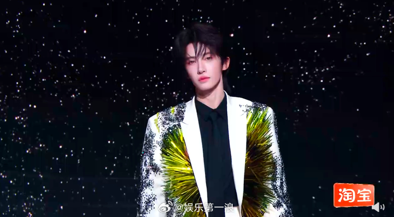 被刘宇闪到了刘宇不是红毛丹是金毛丹 刘宇这衣服介么酷！不过有点像金毛丹（？） 