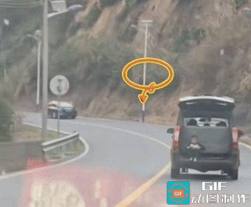 不知是不是近来的视频。
隔着屏幕就让人看得心惊肉跳，这开车的也太粗心了。