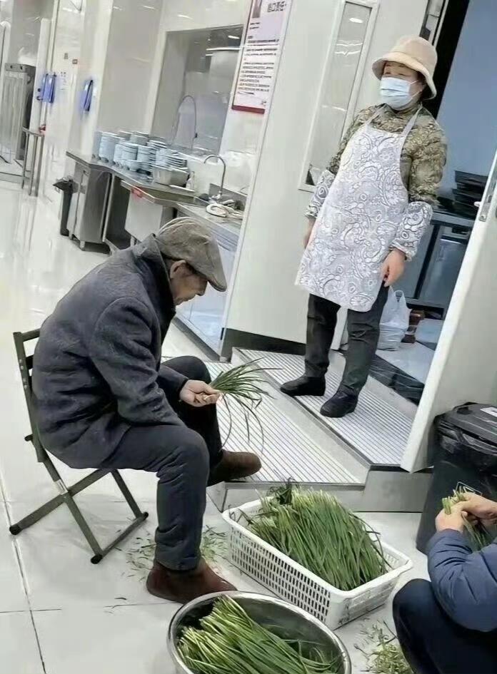 网友A：看到新闻说有个百亿总裁的儿子，他妈妈还在公司给员工做饭，真不多见啊。
