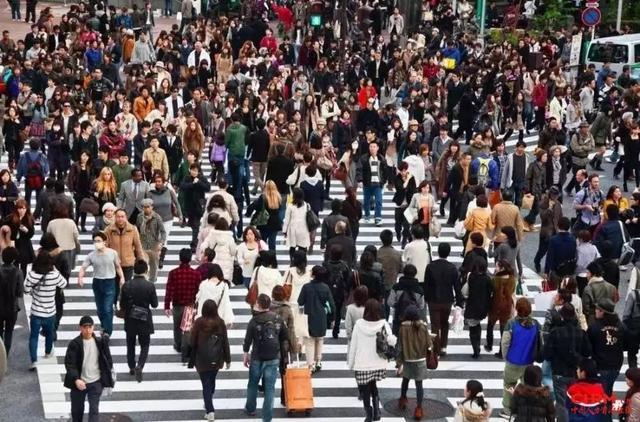 美国人口不到3.5亿，俄罗斯不到1.5亿，加拿大不到4000万，澳大利亚只有26