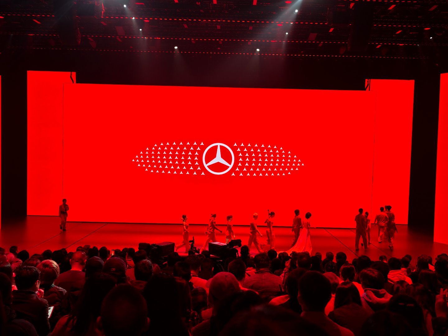 嚯，奔驰先给大家一段松弛的脱口秀。全新奔驰纯电cla ​​​