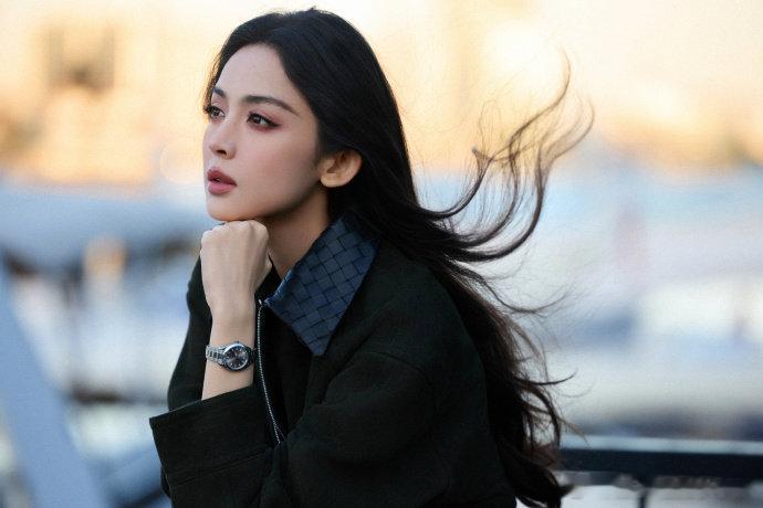 娜扎把单眼皮的独特性发挥到极致！高耸眼眶骨+深邃眼窝，让眼部轮廓分明，没有双眼皮