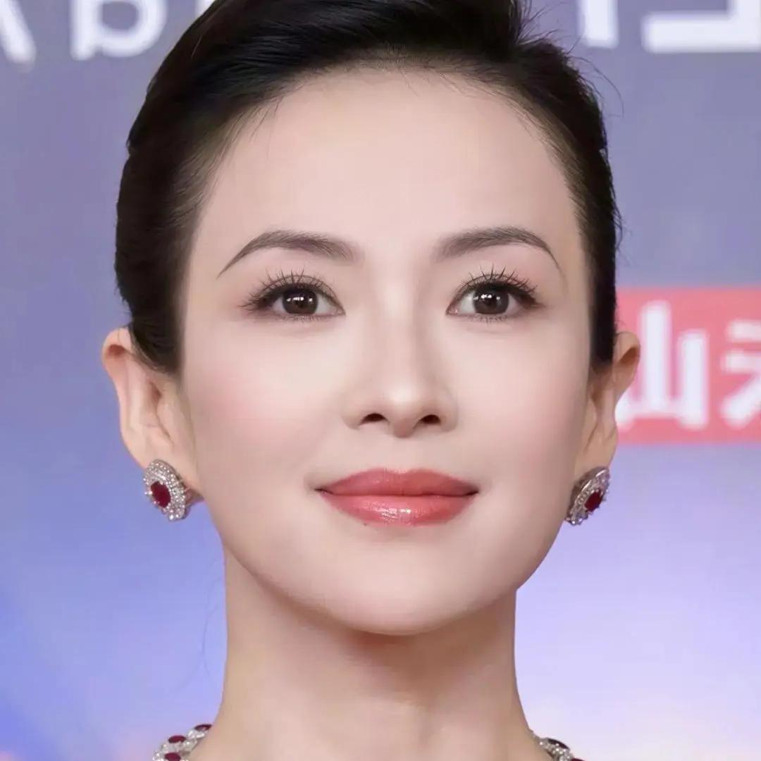 章子怡到底整没整容？2026年3月，章子怡去电影盛典走红毯，脸上看着有点肿，下巴