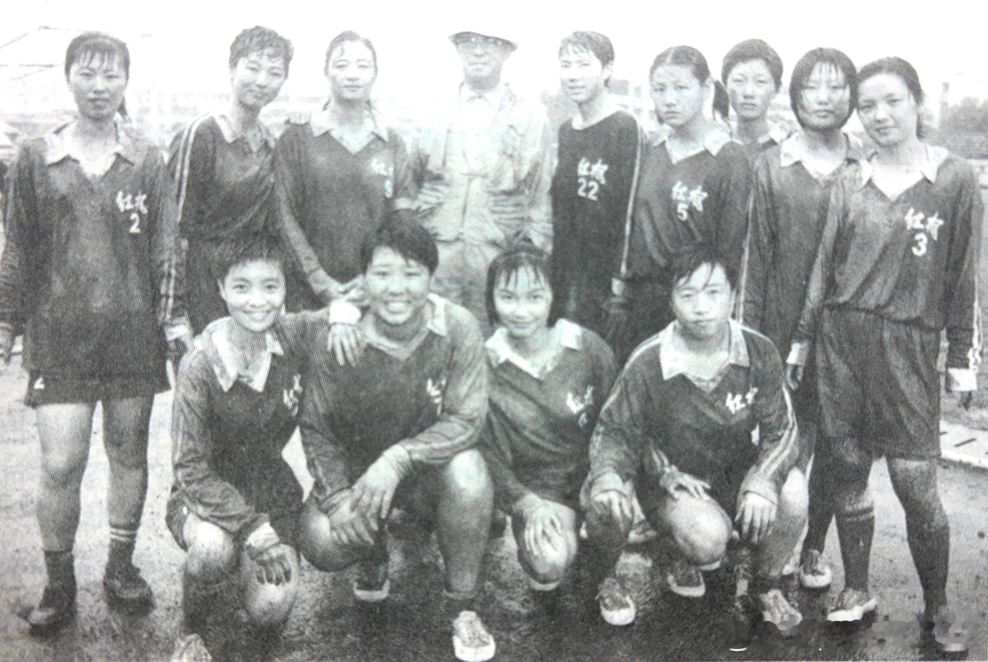 2001年谢晋与《女足9号》摄制组全体女队员合影历史影像 ​​​