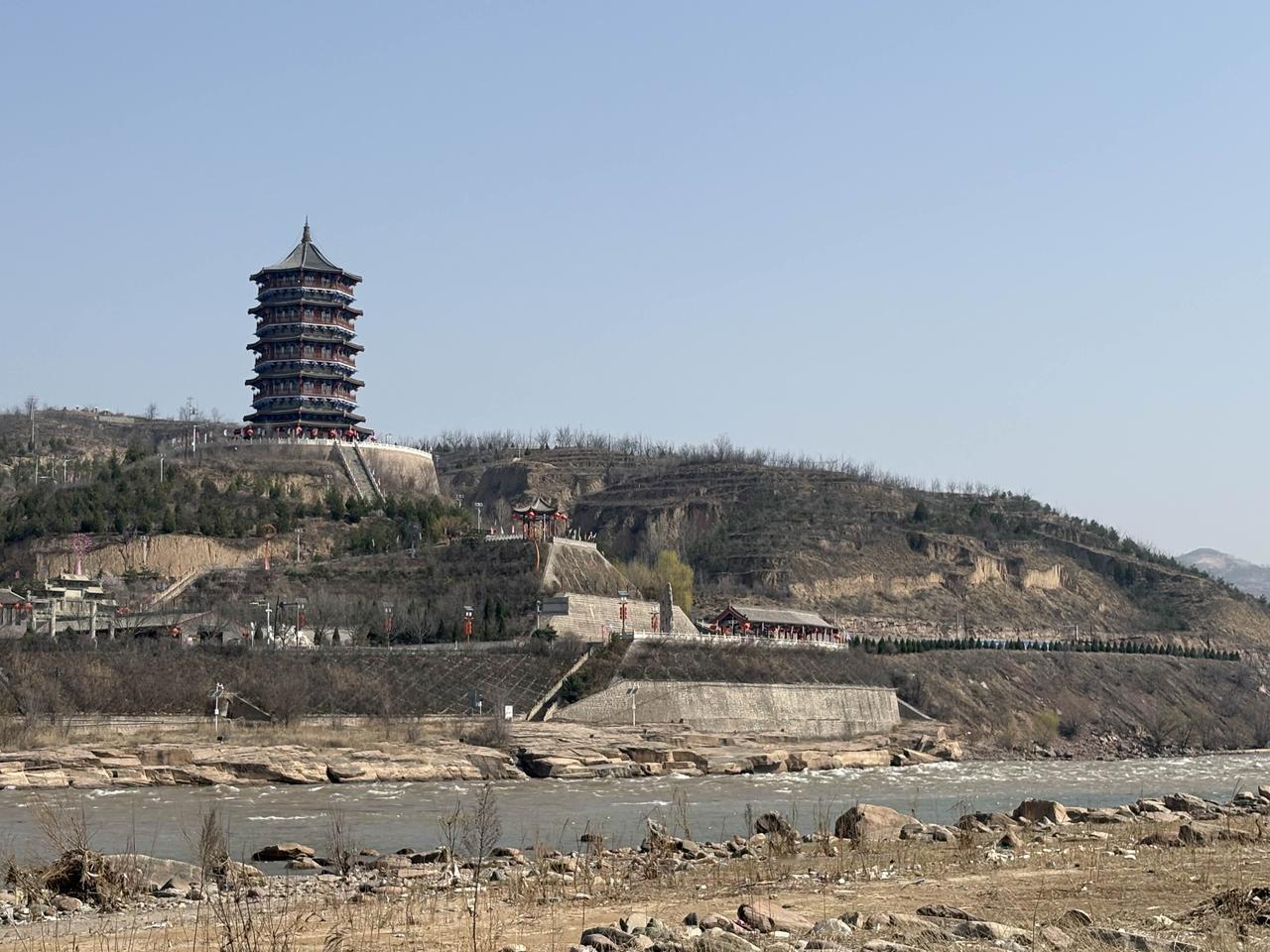 在山西碛口古镇，流经的黄河段，正是毛泽东主席从延安东渡黄河去西柏坡之地。睹物思人