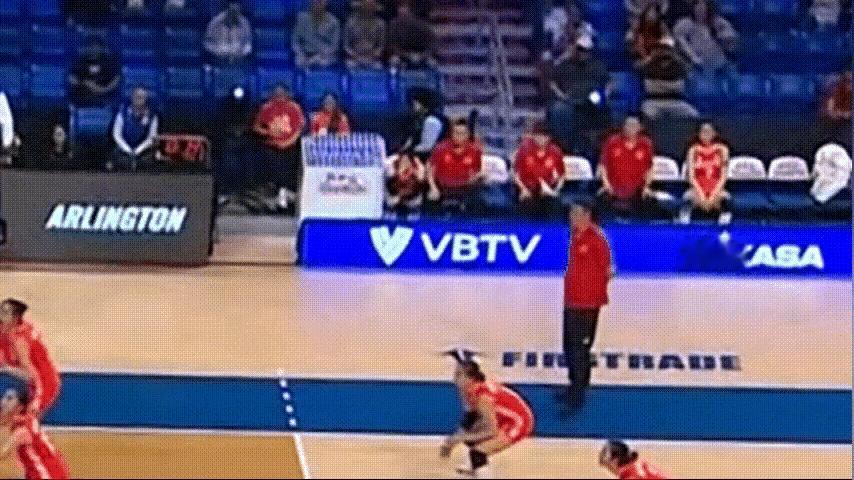 赵勇乐得是又转圈又蹦高！挥拳怒吼，模仿敲鼓惟妙惟肖！不知道的，还以为中国女排夺冠