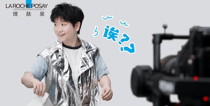 撕裂包装袋失败后她笑出声时，千万人忘了她是世界冠军。
手腕缠着绷带退出训练，镜头