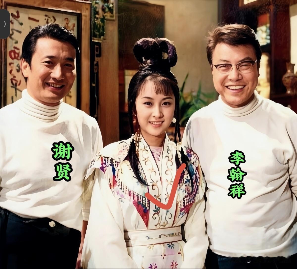 年轻时的谢贤和李翰祥，在一起合影留念。
中间这位女士没认出来，你知道是谁吗？