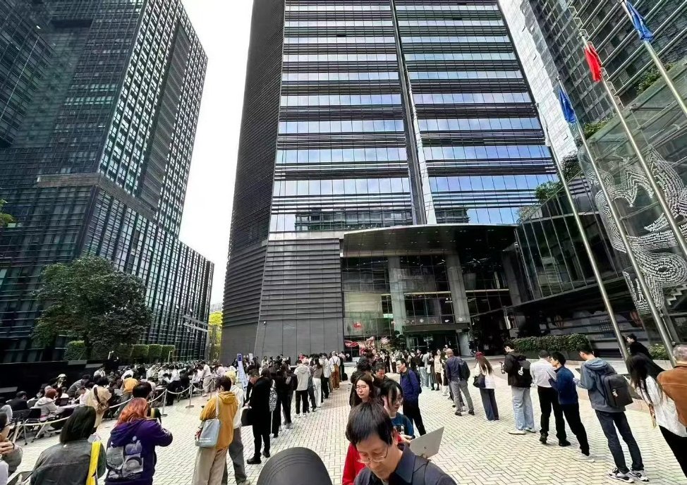 深圳腾讯大厦楼下，腾讯的20位工程师现场摆摊免费帮安装 Openclaw，腾讯的