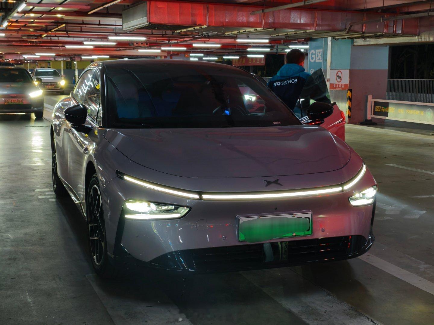 落地白云机场就见到熟悉的权哥，他开P7+来接我，他住的地方距离我那大概 5 公里