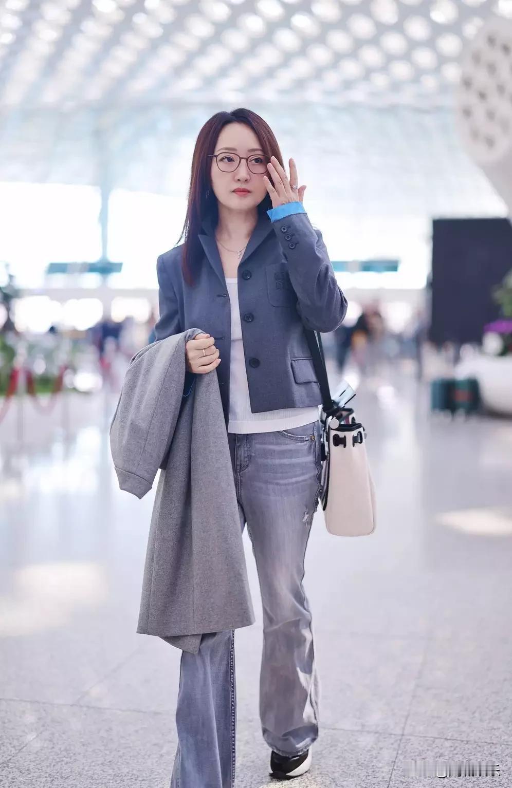 54岁杨钰莹深圳机场美翻！蓝装+黑框眼镜，独自出行甜飒又知性。
 
12月5日深