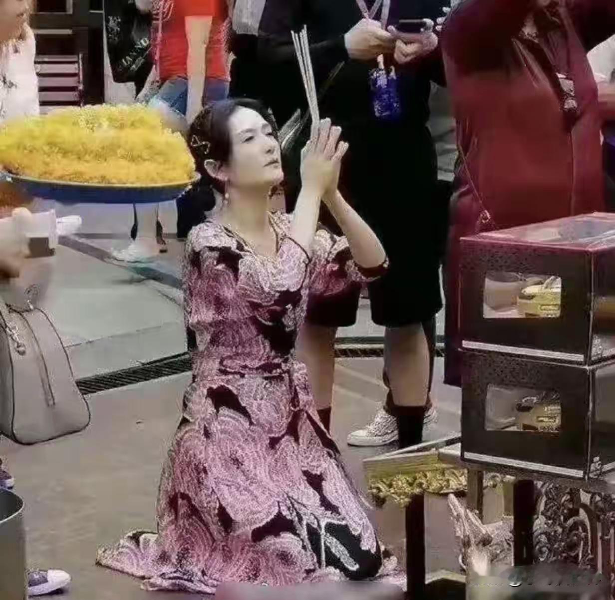 谢娜，这是求什么呢，他俩没有孩子吗