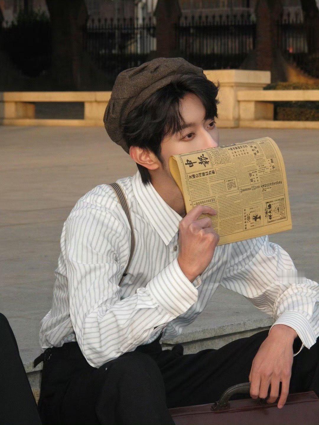 其实lql是在反抗lyp把双人照我父p掉的行为 