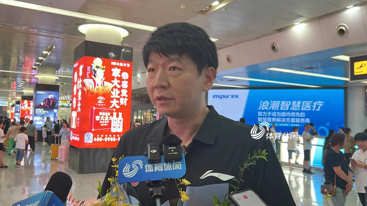 在机场接受山东媒体采访时，高速男篮主帅邱彪表示，自己希望通过至少一周的时间，先全