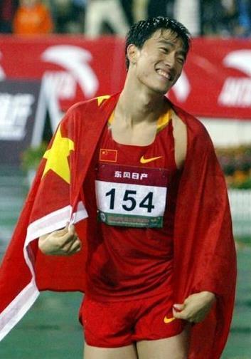 这不是选择题！
近日，运动健将刘翔面临“二选一”困境，因“在编不在岗”引起争议。