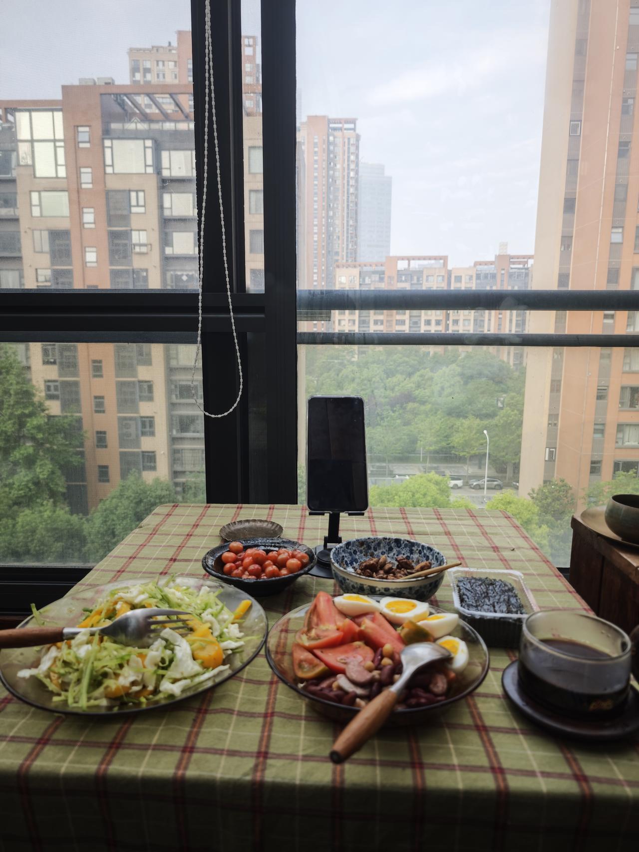 今日份早餐。
生的绿萝卜丝+黄椒丝+水果卷心菜丝用亚麻籽油和芝麻盐凉拌。
草莓西