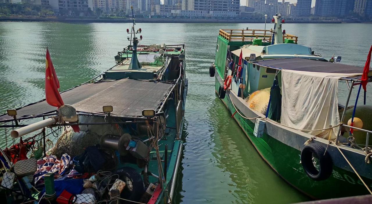 江水把船身浸成翡翠色，渔获与绳索在甲板上织着生活的网，连风里都飘着咸湿的人间气。