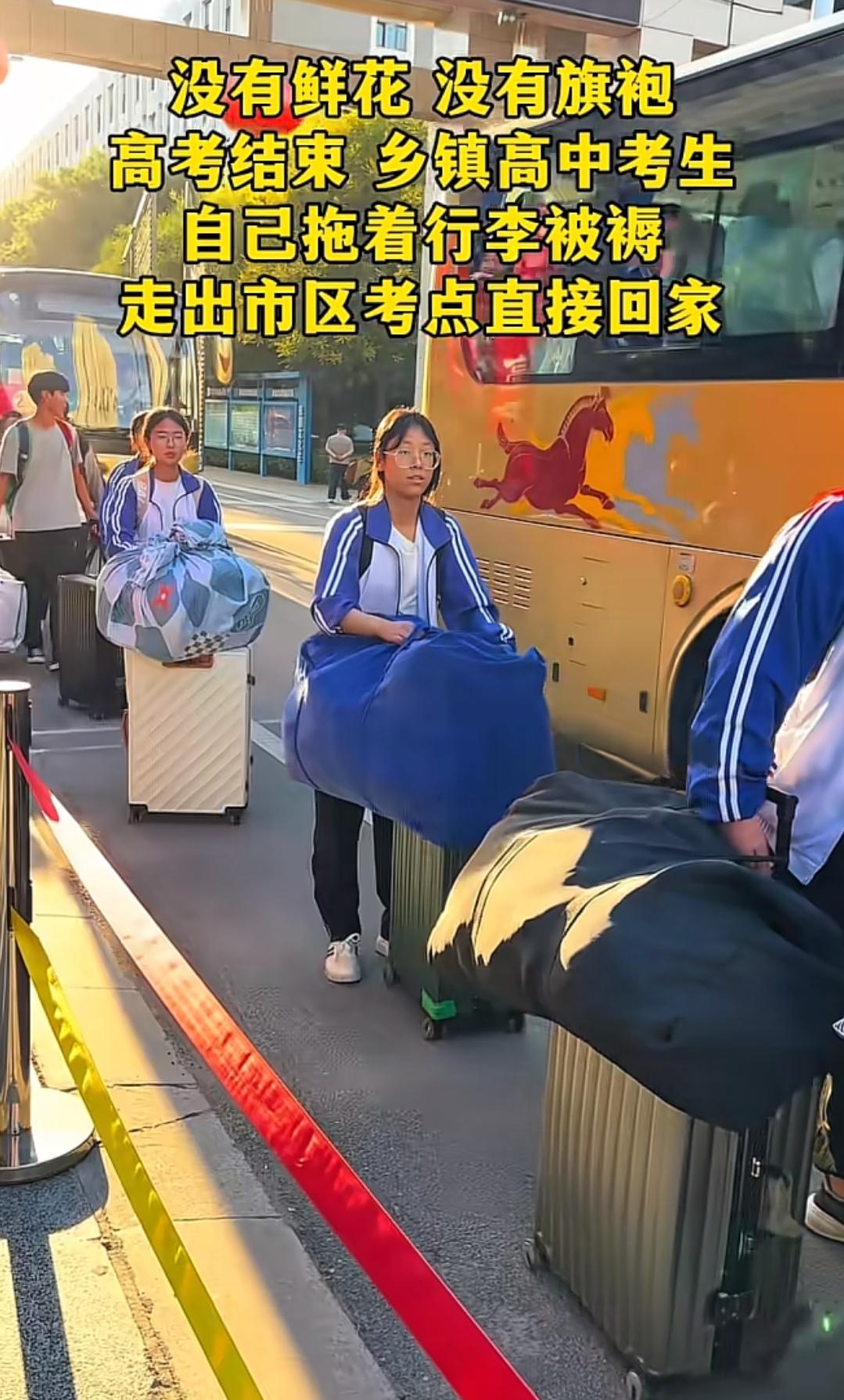 我高考时就和他们差不多，父母在老家农忙，那时也没有手机，属于完全没人管的状态。