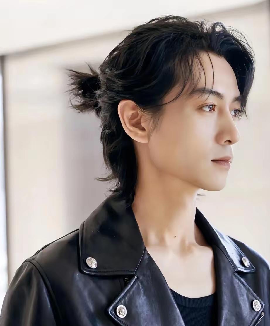 说白了，陈晓演技好不好，根本不打紧，他最大的本钱不是演技，也不是长相，而是在浮躁