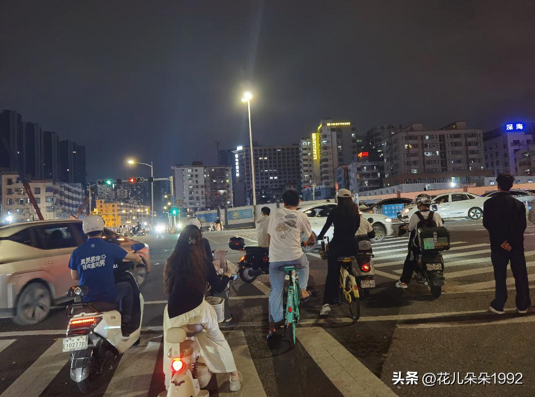 为啥电动车喜欢在马路排成一排等红绿灯？
这让很多想右转弯的车子很头疼，没法转弯了