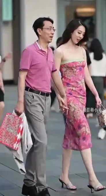 #大龄剩女坚持找个高富帅难不难?#肯定不难，中国有句古话，为人不做亏心事，不怕半