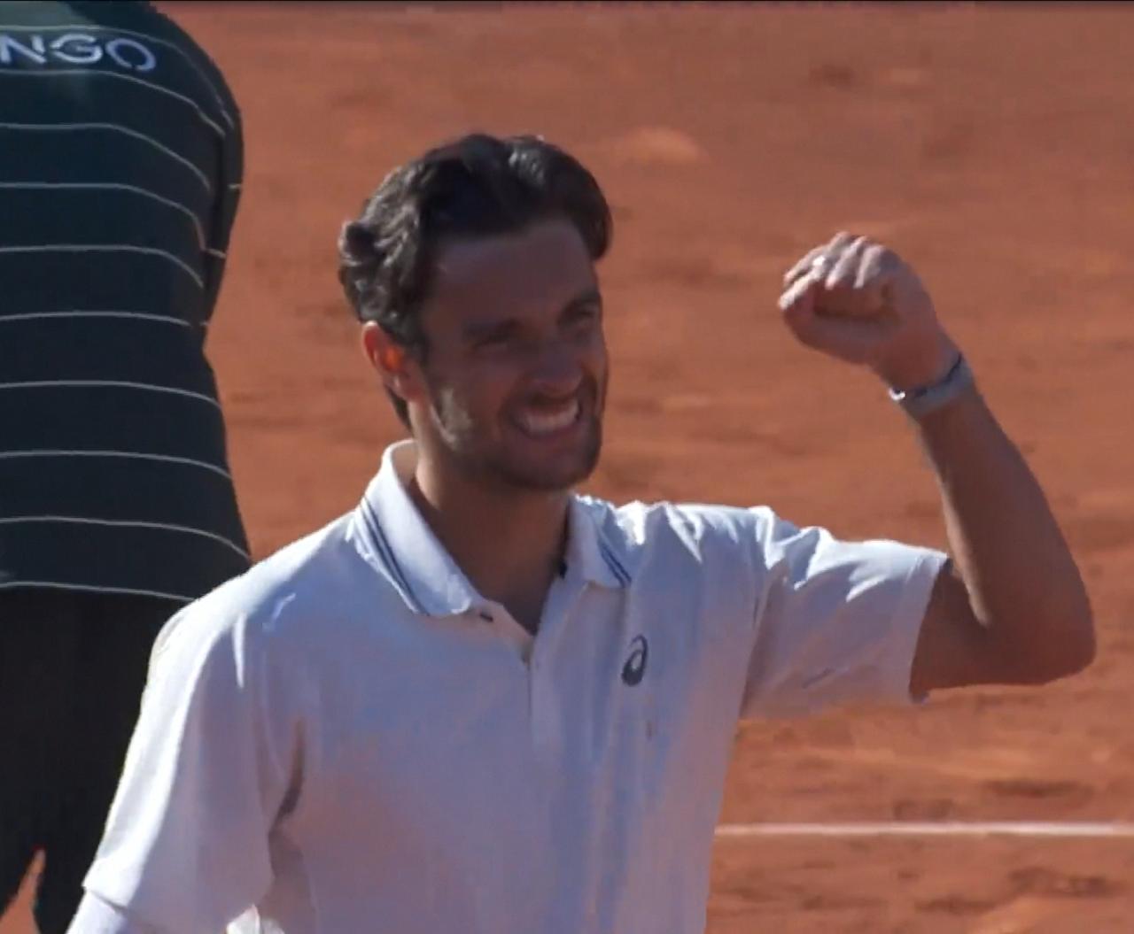 穆塞蒂巴塞罗那公开赛第二轮横扫穆泰
        北京时间2026年4月16日